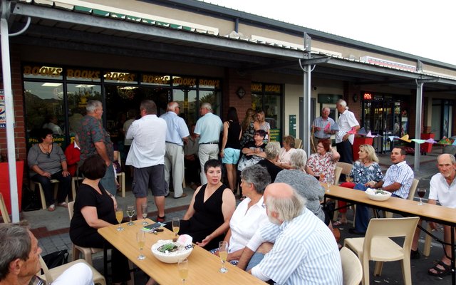 Sommige gaste het heerlik buite Gansbaai Book Exchange gesit en kuier 